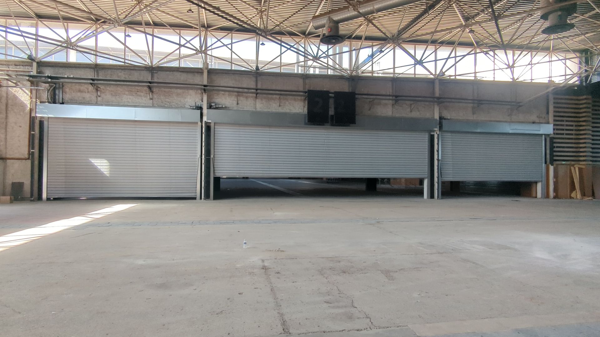 Eurexpo : Remplacement des rideaux textiles irrigués par des rideaux textiles coupe-feu EI120 FIREDOR